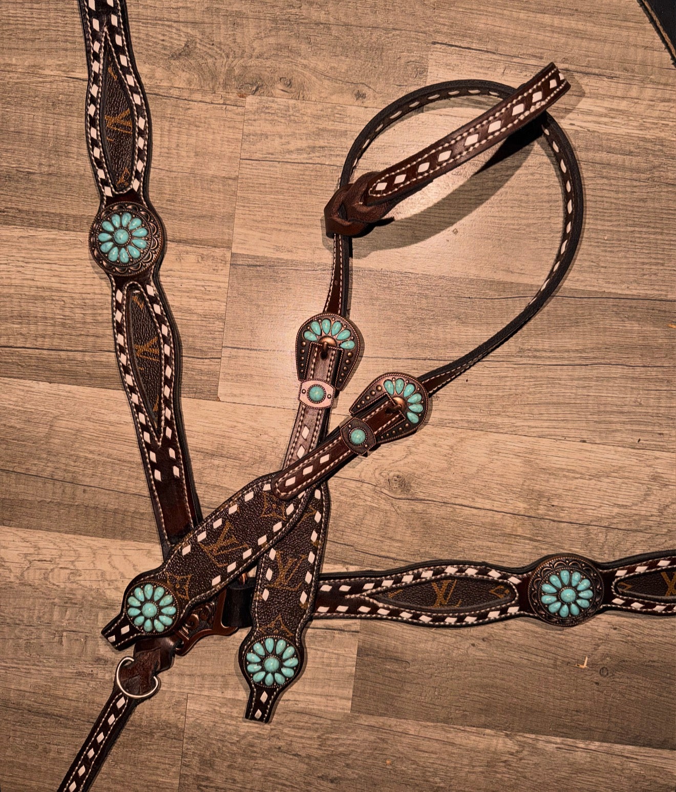 Full buckstitched set